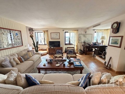 First photo of the property