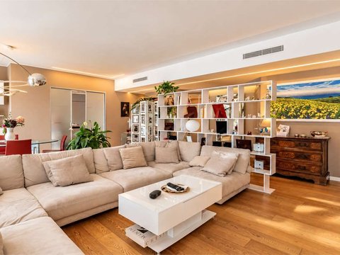 First photo of the property