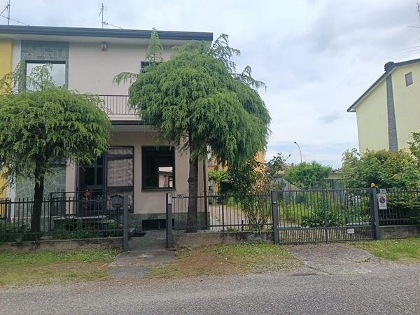 Casa/Villetta bifamiliare In Vendita