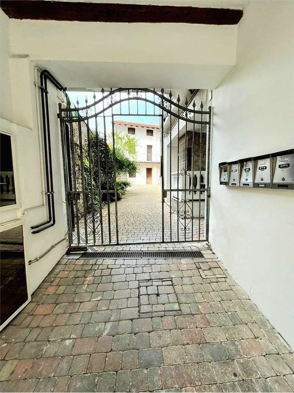 Locale In Vendita