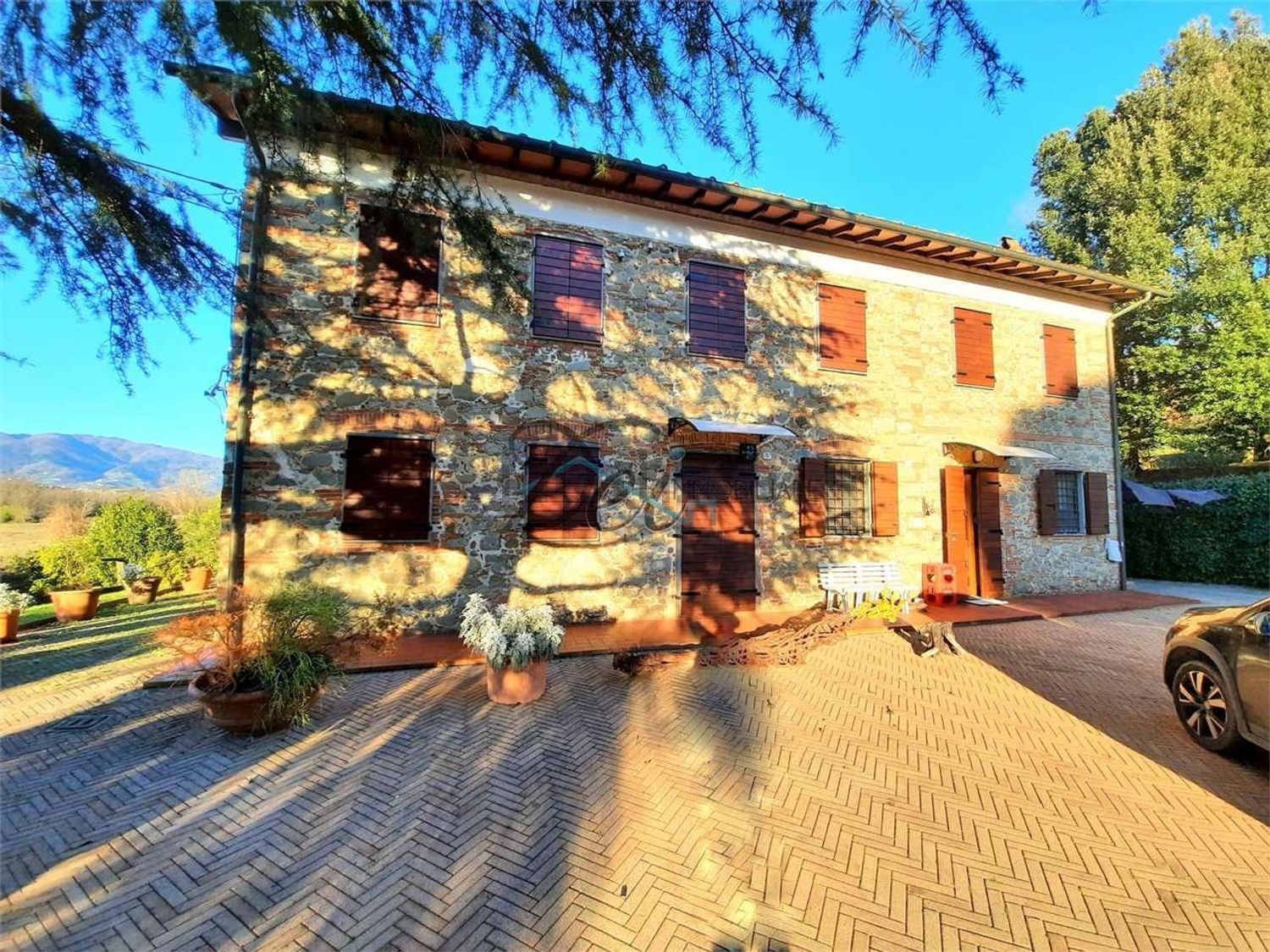 Rustici e casali a Montecarlo