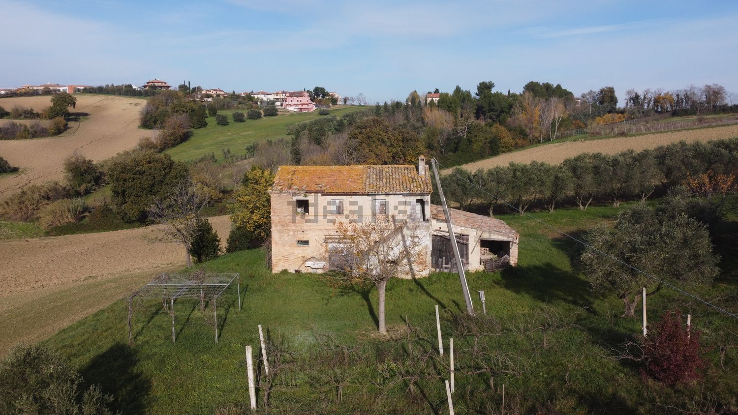 Rustici e casali a Camerata Picena