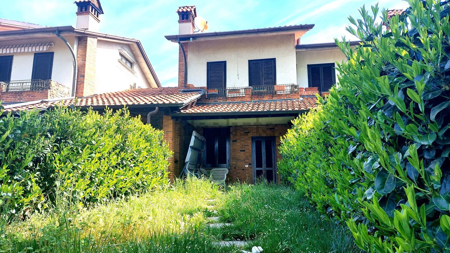 Reihenhaus in Carugo