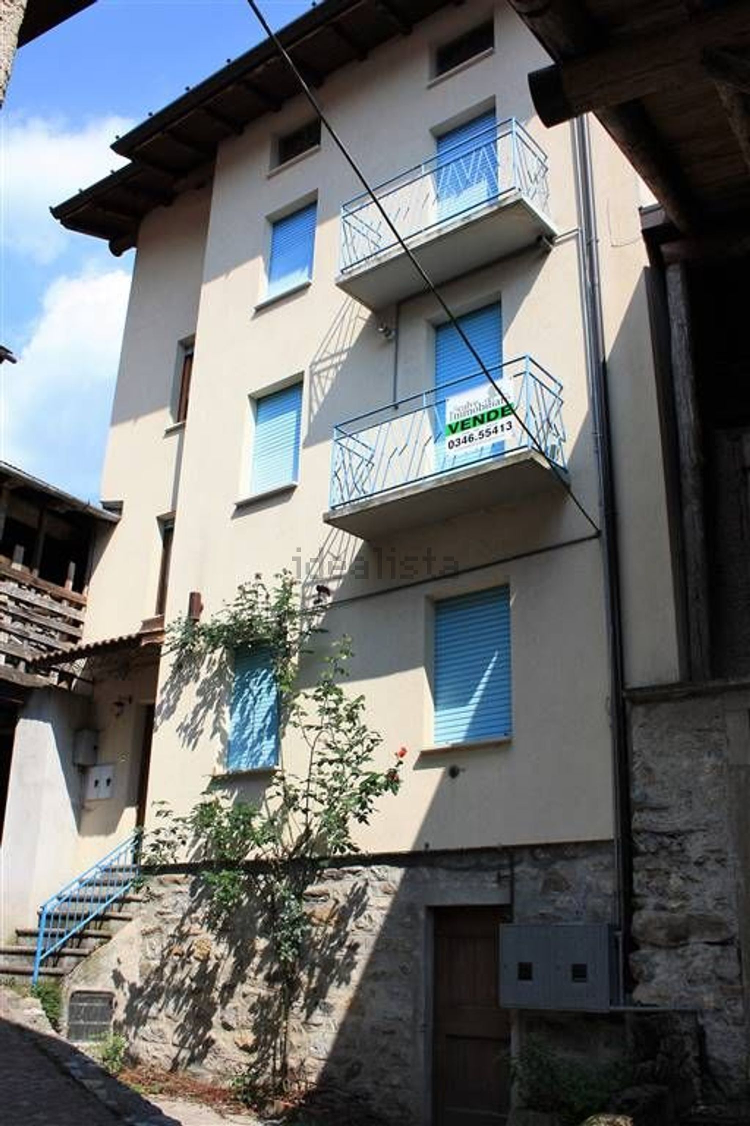 Villetta bifamiliare a Azzone