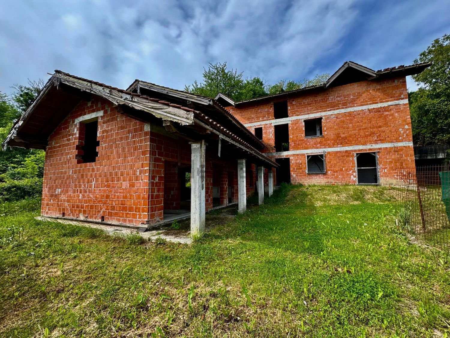 Detached house in Varano Borghi