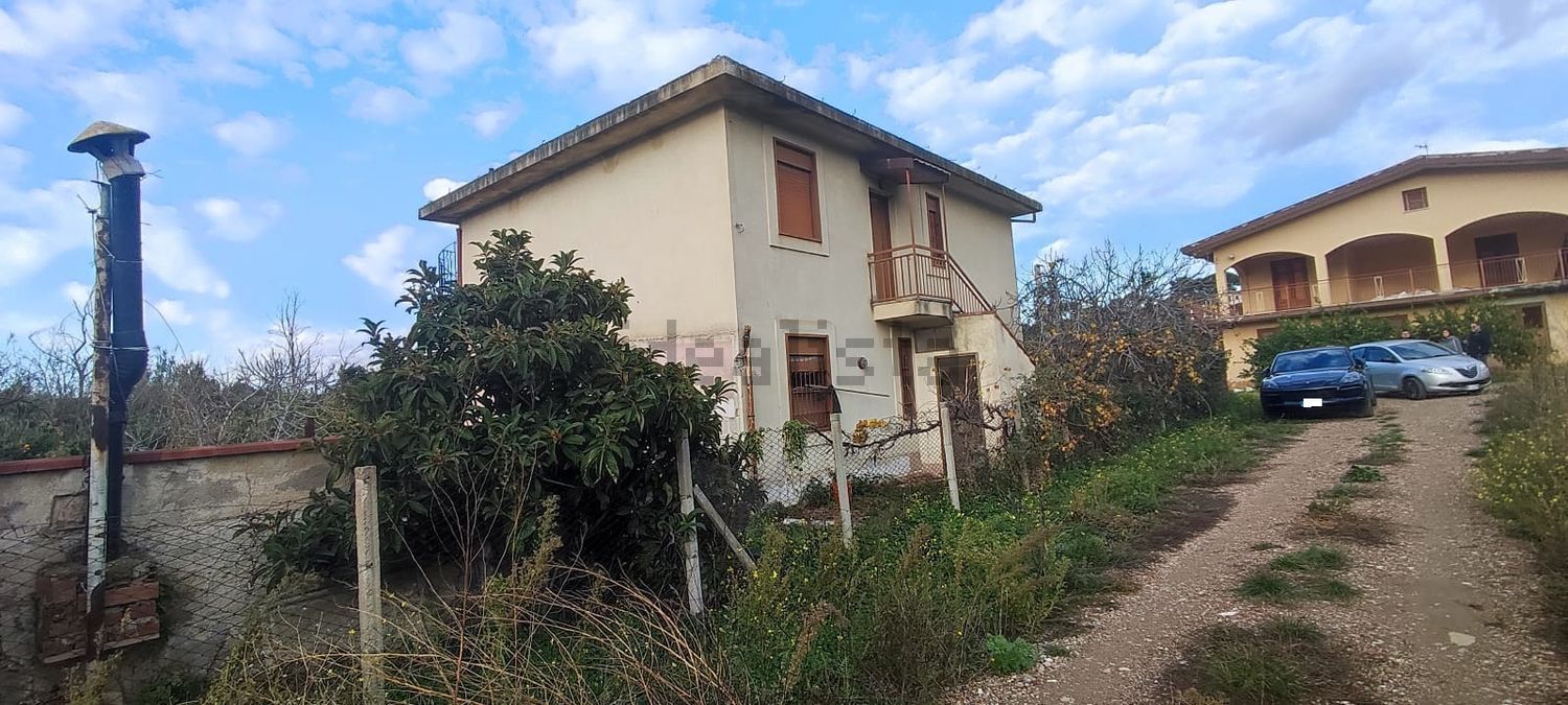 Houses in Lascari