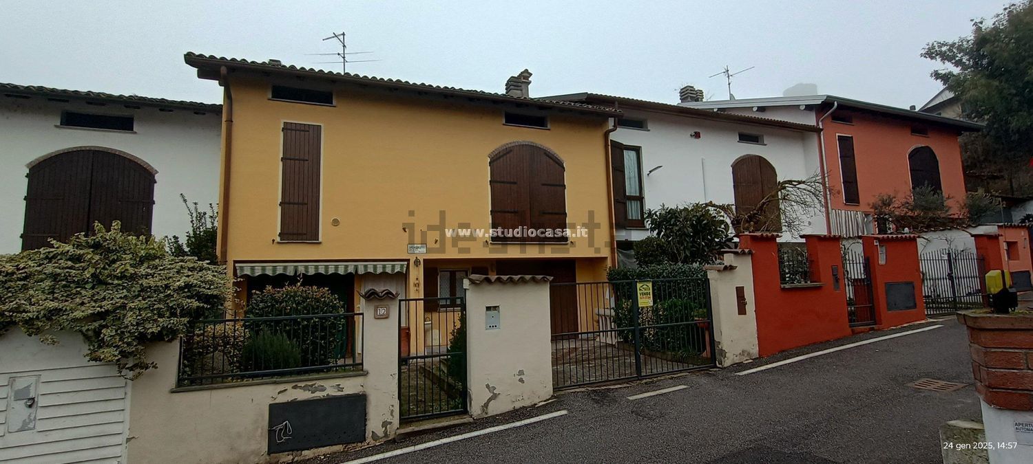 Terraced house in Gombito