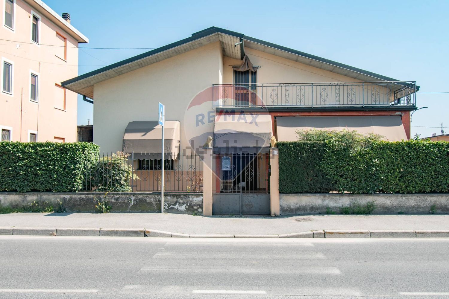 Houses in Lograto