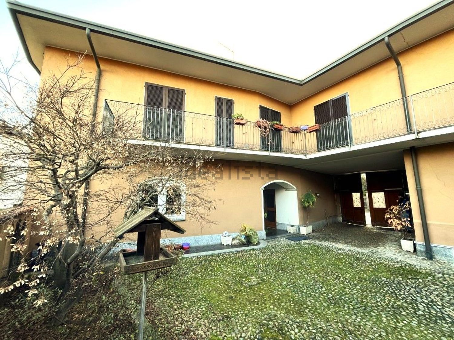 Appartamento a Cadrezzate con Osmate