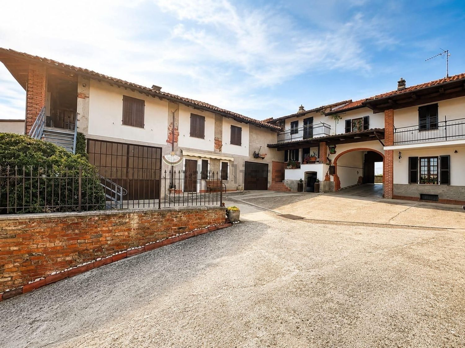 Houses in Camerano Casasco