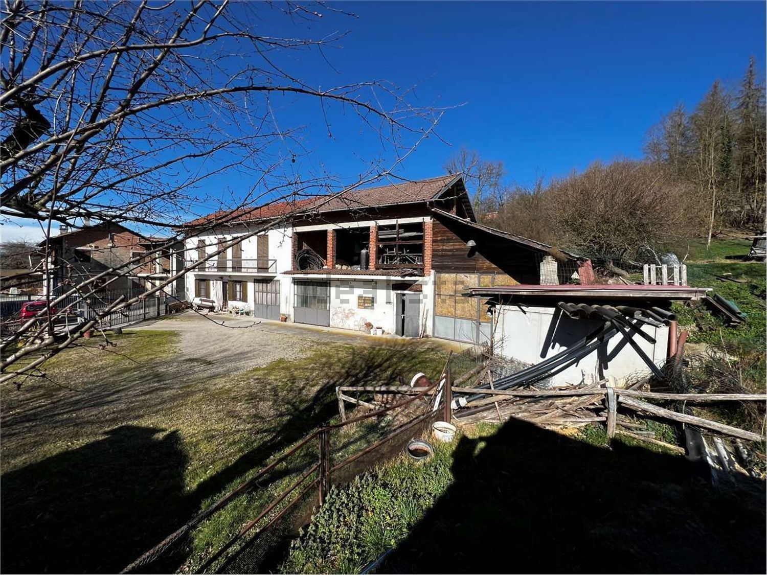 Rustici e casali a Monale