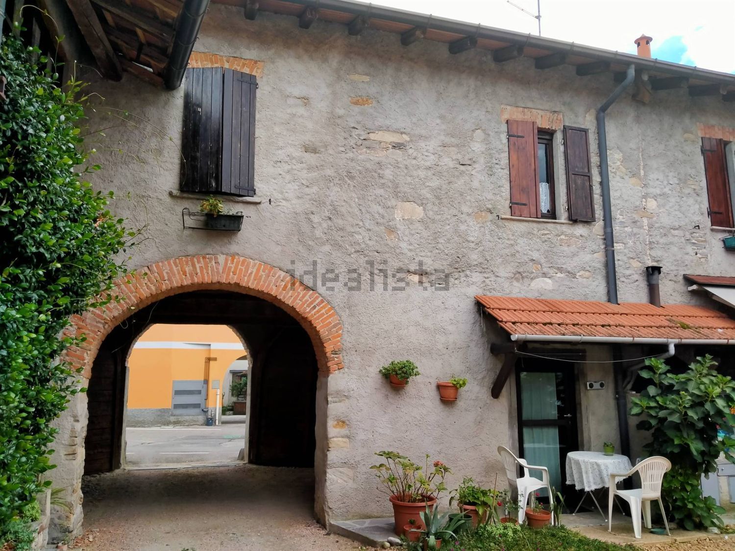 Semi-detached house in Daverio