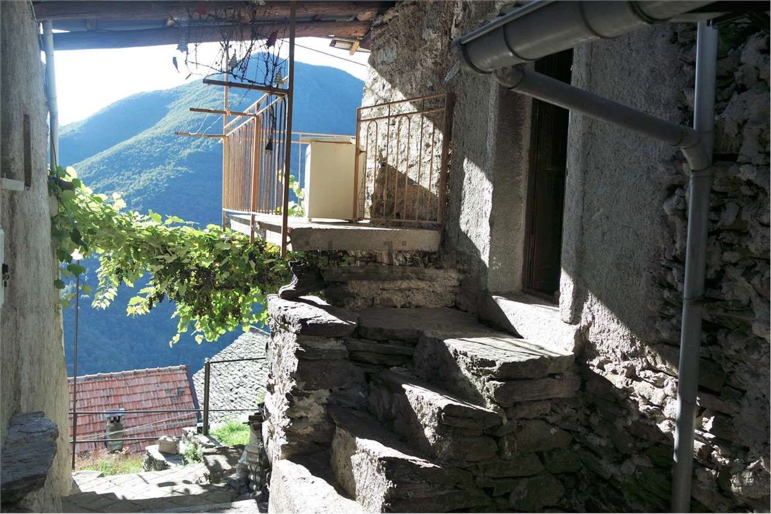 Rustici e casali a Montescheno