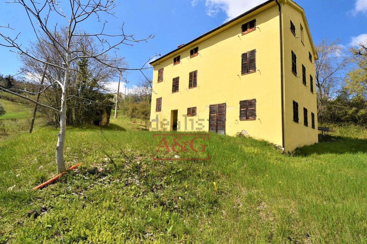 Rustici e casali a Montefalcone Appennino