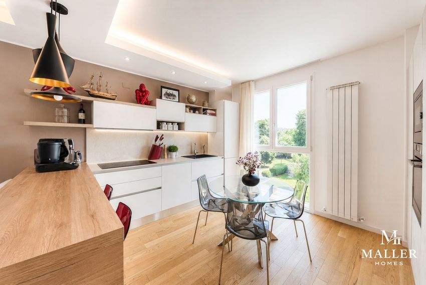 Zona giorno luminosa con cucina e area pranzo in Via Giuseppe Guerzoni 15, Milano