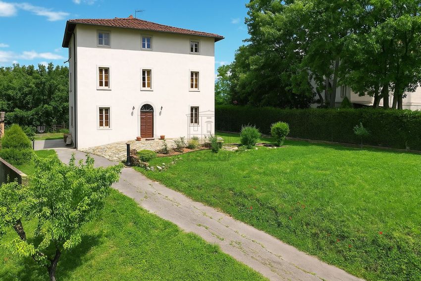 Immagine Facciata di  villa su Via per Gattaiola e Meati, 598 /a