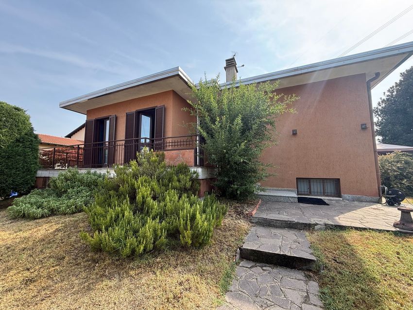 Immagine Facciata di  villetta bifamiliare su Via Baggio, 18