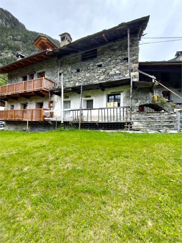 Casale/cascina for sale in Challand Saint Anselme