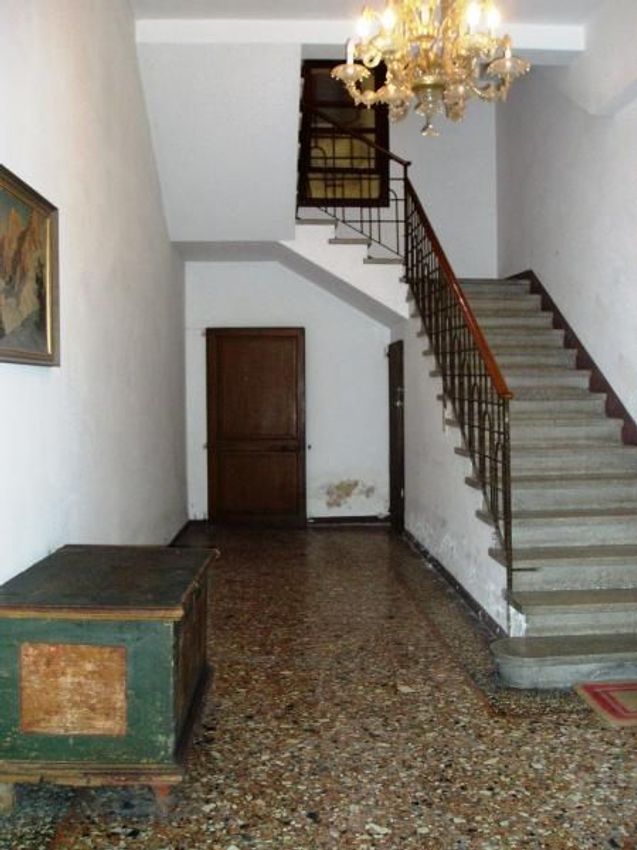 Immagine Scala di ufficio su Piazza Borsa, 1