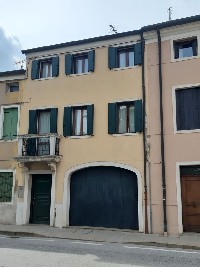 Immagine Facciata di  casa indipendente su Via G. Garibaldi, 66